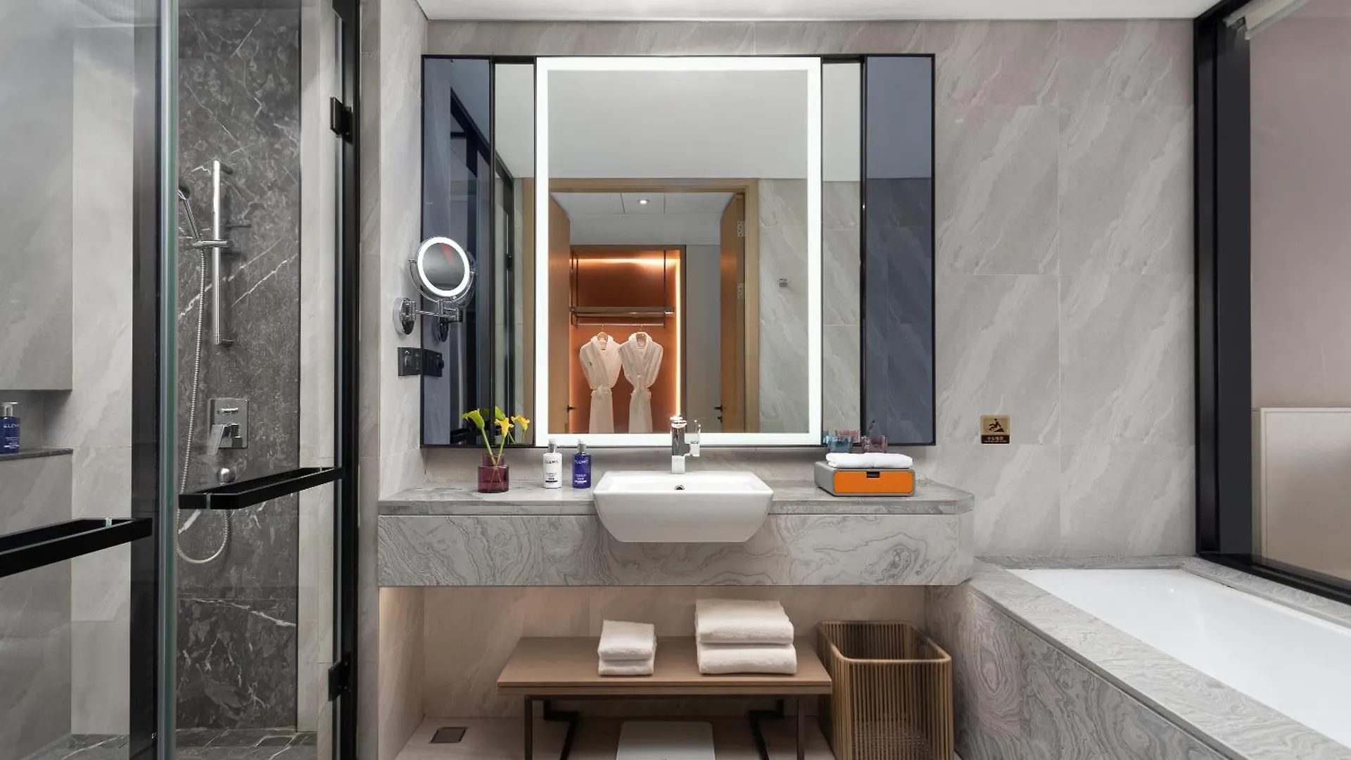 Voco Shanghai Hongqiao Hub By Ihg - 20 Mins Drive To Shanghai Hongqiao Int'L Airport And Necc Jiading Hotel